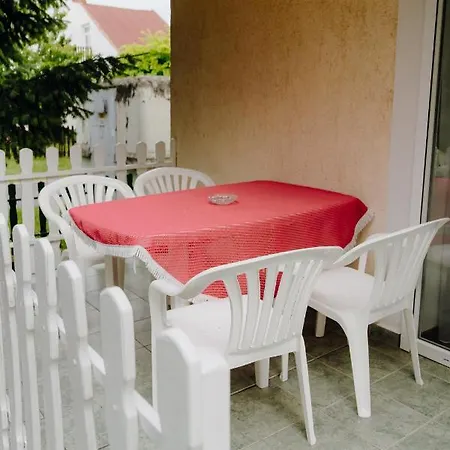 Nyirfa Apartament *