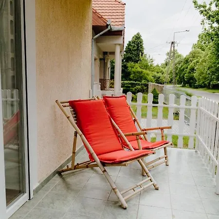 Nyirfa Apartment *